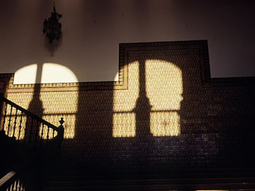 壁に夕陽が射す