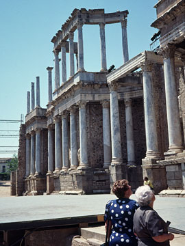 ローマ劇場を見上げる