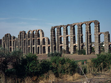 川を渡る水道橋