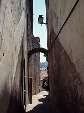 小さなアーチの路地