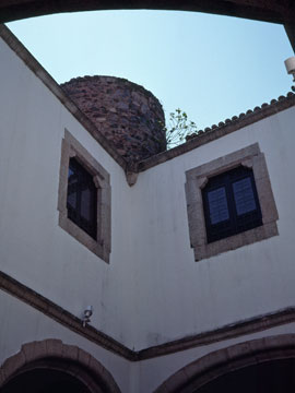 パティオと丸い塔