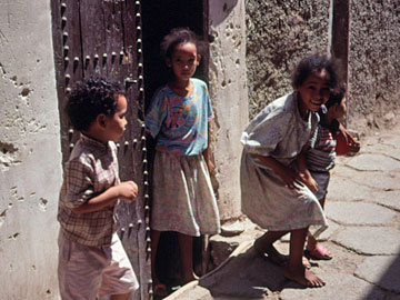 駆け出す子どもたち