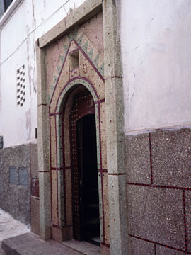 個性的な建物の入口