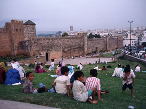 城壁横の芝生広場