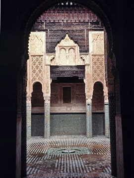 床や柱のタイルの装飾