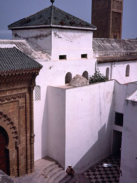 テラスからモスクを見る