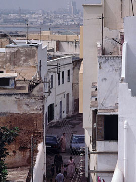 サレの通りと対岸のラバト