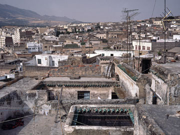 真ん中に明かり取りのある建物