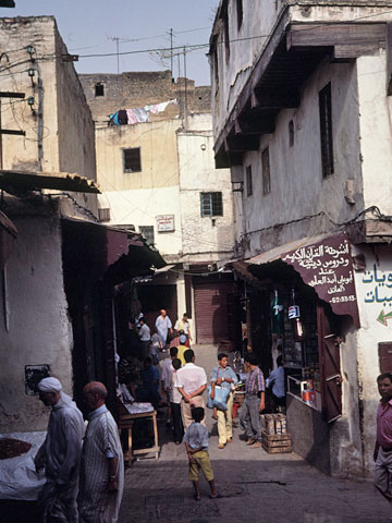路地に店が並ぶ