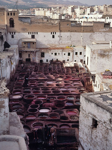 染色用の桶が並ぶ