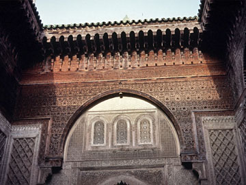 木造のアーチと壁