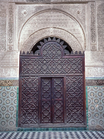 彫刻された木の扉