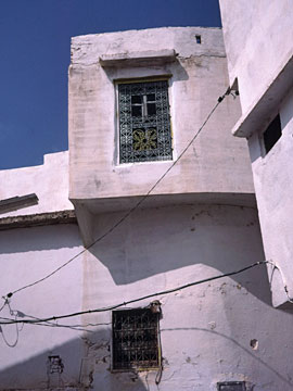 白壁と鉄格子窓