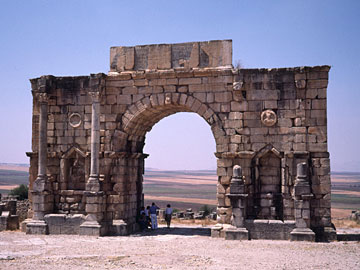 凱旋門から平原を見る