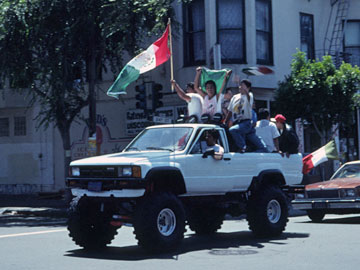 メキシコの旗を振るトラック