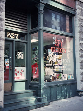 通り沿いの店先