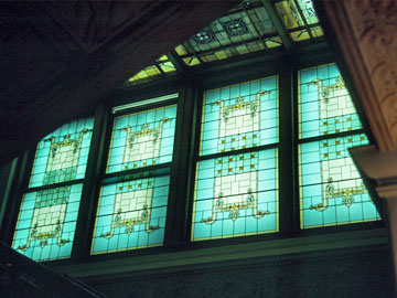 階段上部のステンドグラス