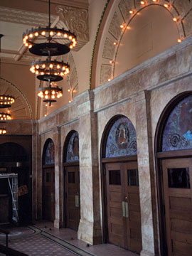 劇場ホワイエへの入口扉