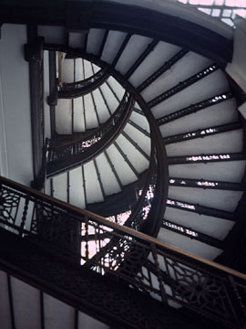 鉄の回り階段