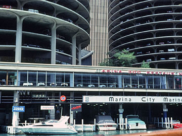 マリーナ・シティの足元