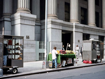 ビルの足元の屋台