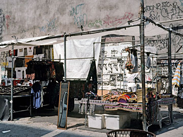 露天のお土産屋さん
