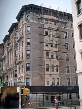 改修中のアパート