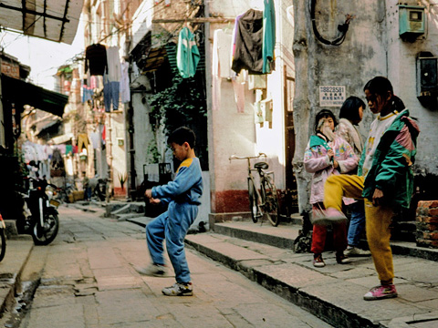 路地で遊ぶ子供たち
