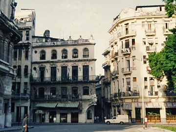 旧市街の路地に入る