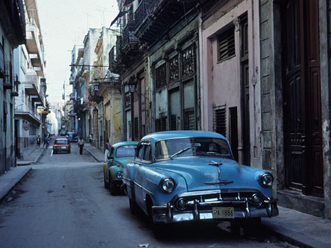 ハバナ旧市街とクラシックカー
