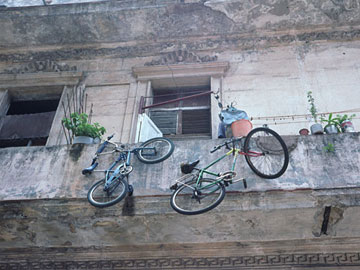 バルコニーにぶら下がる自転車