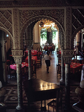 階段上部から見た食堂