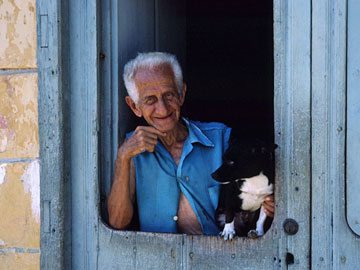 犬を抱くおじさま