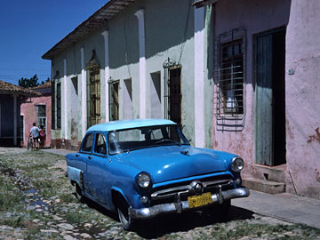 路地のクラシックカー