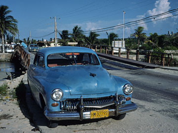 道路脇のアメ車