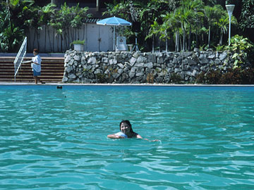 プールのユミちゃん