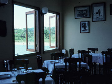 コヒマル湾を望む窓