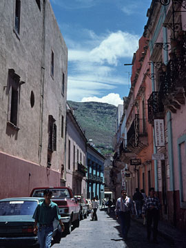 路地の奥に山が見える