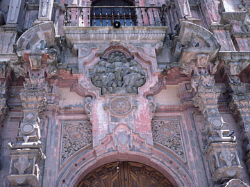 ラ・コンパニア教会の入口上部