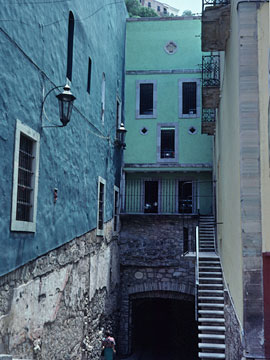 アロンソ通りの地下通路入口