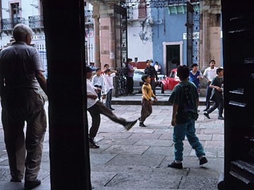 大聖堂前で遊ぶ子どもたち