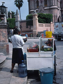 教会前のジュース屋さん