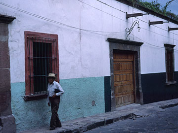 壁の下半分がカラー