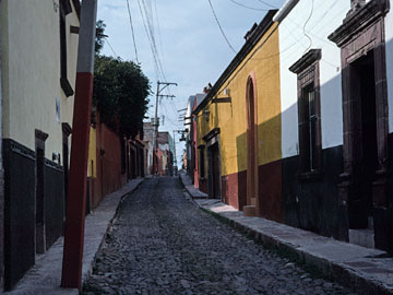 外壁がつながる通り