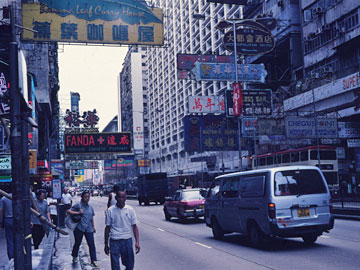 ビルから突き出る看板群