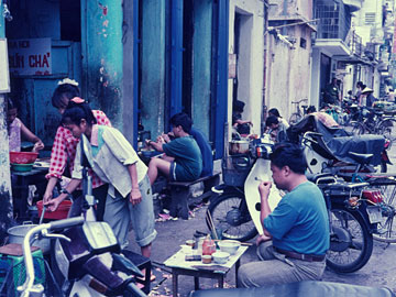 朝食をとる人たち