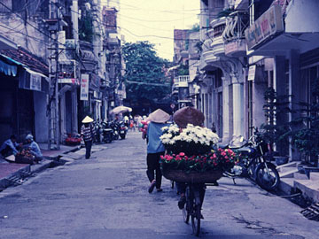 花を積んだ自転車