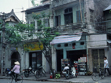 間口の狭い建物が並ぶ