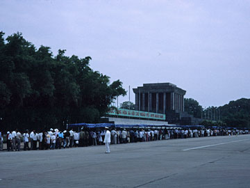 ホー・チ・ミン廟に入る