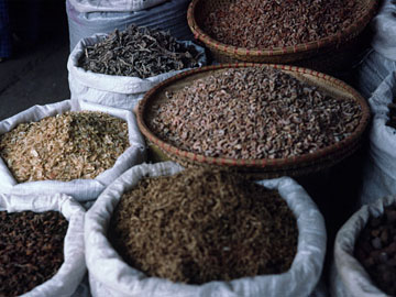 干しエビなどが並ぶ